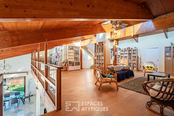 Maison d’architecte aux multiples facettes avec vue dégagée, piscine et dépendances