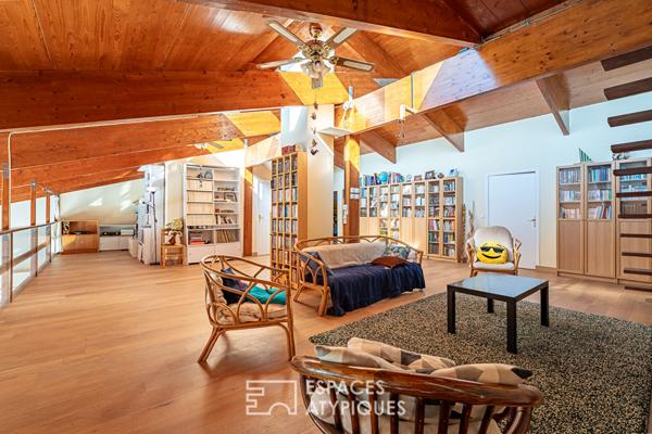 Maison d’architecte aux multiples facettes avec vue dégagée, piscine et dépendances