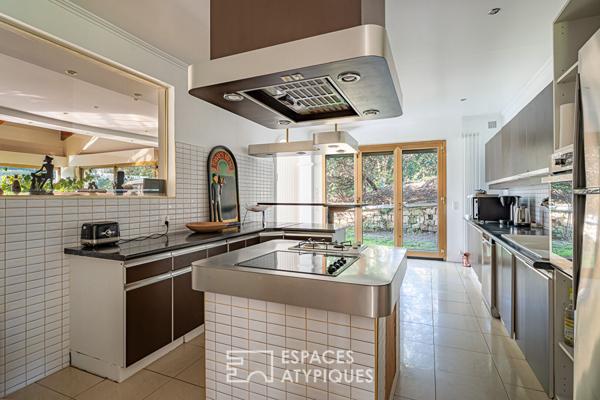 Maison d’architecte aux multiples facettes avec vue dégagée, piscine et dépendances