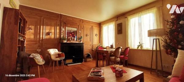 Maison de ville avec garage, annexe et petit extérieur 