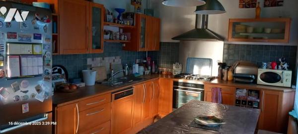 Maison de ville avec garage, annexe et petit extérieur 