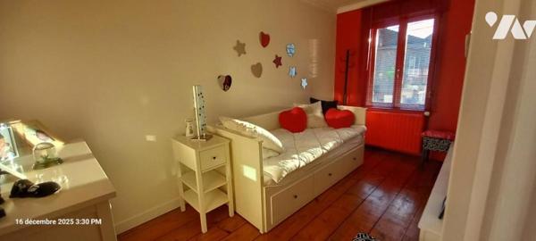 Maison de ville avec garage, annexe et petit extérieur 