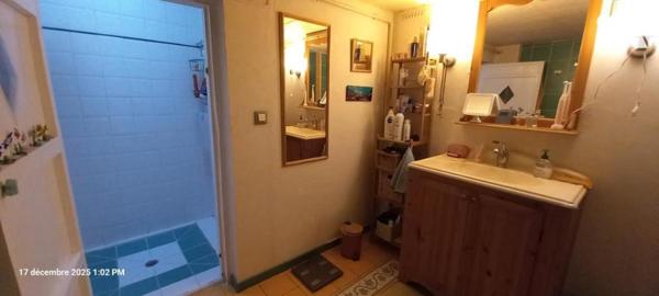 Maison de ville avec garage, annexe et petit extérieur 