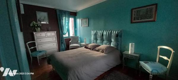 Maison de ville avec garage, annexe et petit extérieur 