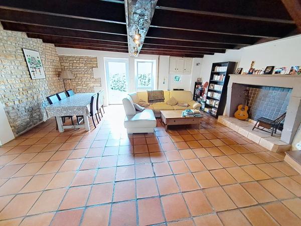 Maison avec pierres et poutres apparentes proche Luçon & Mareuil