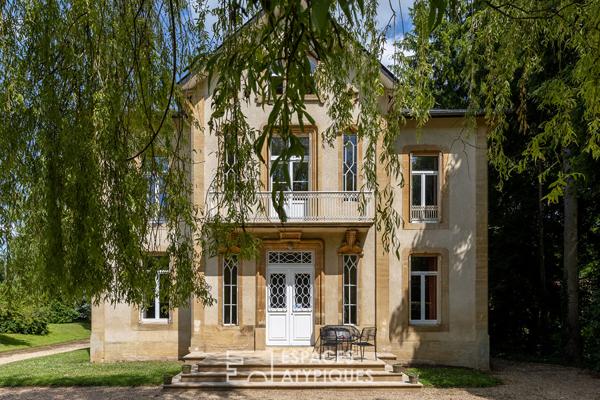 Maison de maître à la rénovation soignée et son écrin verdoyant