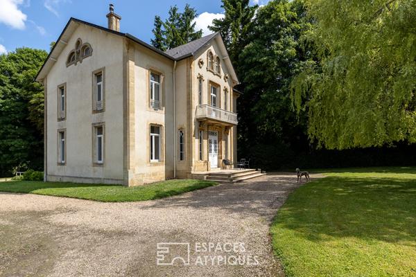 Maison de maître à la rénovation soignée et son écrin verdoyant