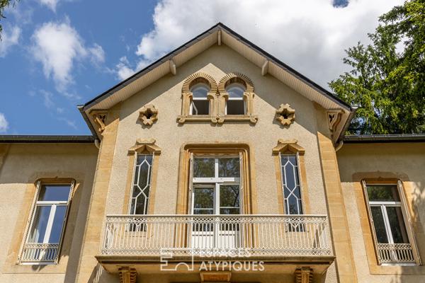 Maison de maître à la rénovation soignée et son écrin verdoyant
