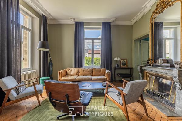 Maison de maître à la rénovation soignée et son écrin verdoyant