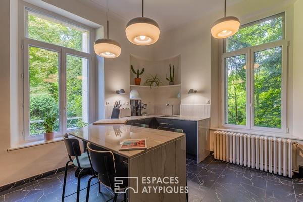 Maison de maître à la rénovation soignée et son écrin verdoyant