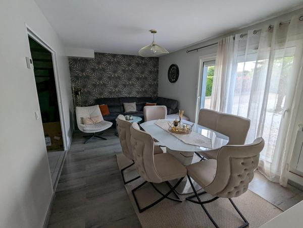 Vous recherchez une maison prête à vivre, au calme tout en restant proche de toutes les commodités ? Cette maison mérite votre attention !