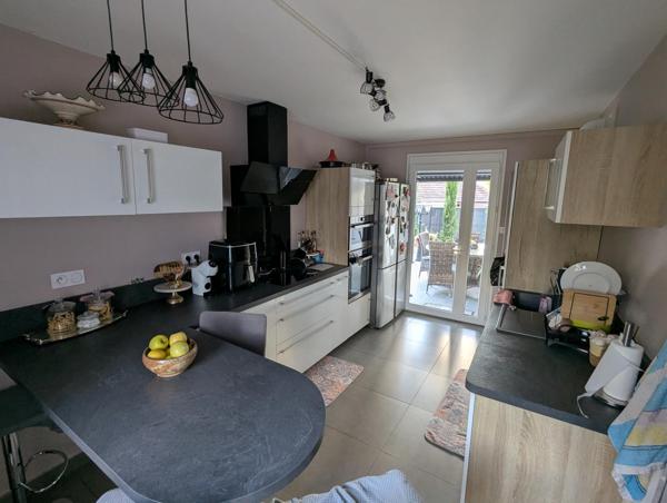Vous recherchez une maison prête à vivre, au calme tout en restant proche de toutes les commodités ? Cette maison mérite votre attention !