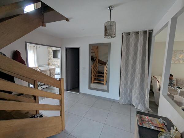 Vous recherchez une maison prête à vivre, au calme tout en restant proche de toutes les commodités ? Cette maison mérite votre attention !