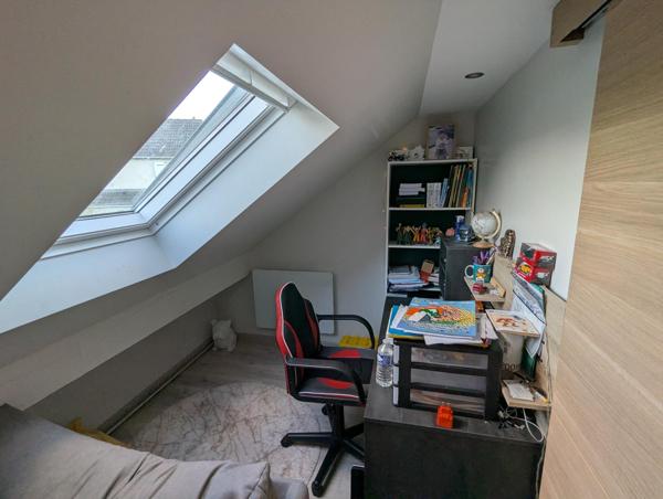 Vous recherchez une maison prête à vivre, au calme tout en restant proche de toutes les commodités ? Cette maison mérite votre attention !