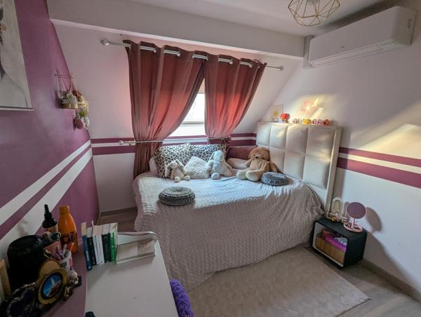 Vous recherchez une maison prête à vivre, au calme tout en restant proche de toutes les commodités ? Cette maison mérite votre attention !
