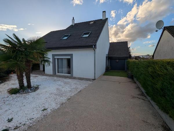 Vous recherchez une maison prête à vivre, au calme tout en restant proche de toutes les commodités ? Cette maison mérite votre attention !