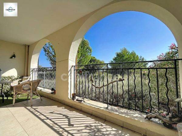 Domaine et golf de Pont royal appartement de 64 m² .  Terrasse avec vue dégagée,  Piscine résidentielle, Garage box fermé, cave