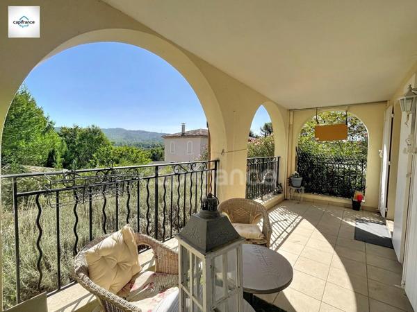 Domaine et golf de Pont royal appartement de 64 m² .  Terrasse avec vue dégagée,  Piscine résidentielle, Garage box fermé, cave