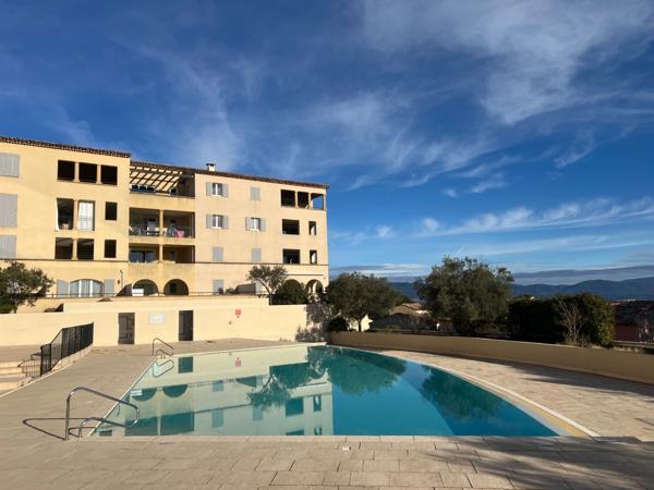 Domaine et golf de Pont royal appartement de 64 m² .  Terrasse avec vue dégagée,  Piscine résidentielle, Garage box fermé, cave