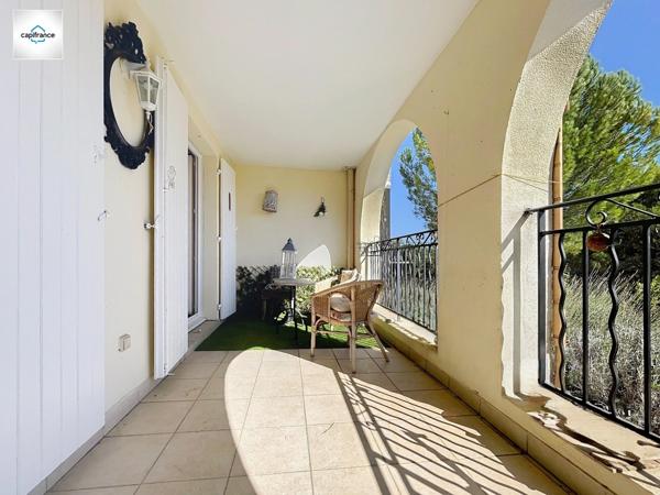 Domaine et golf de Pont royal appartement de 64 m² .  Terrasse avec vue dégagée,  Piscine résidentielle, Garage box fermé, cave