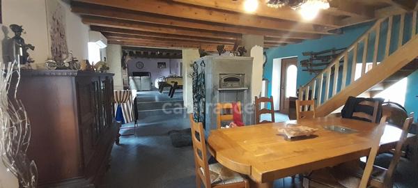 Superbe longère 269m² avec piscine et dépendances sur 1,5 Hectare.