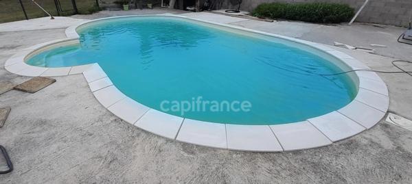 Superbe longère 269m² avec piscine et dépendances sur 1,5 Hectare.