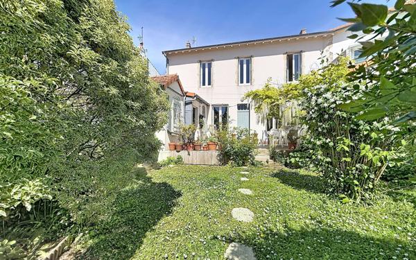 Maison à vendre    8 pièces •  La Rochelle