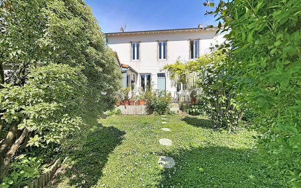 Maison à vendre    8 pièces •  La Rochelle