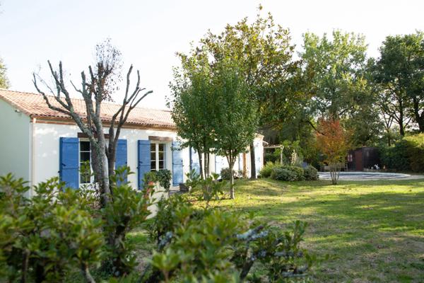 La Roche-sur-Yon Sud, sur la commune d'Aubigny, maison de style rétais de 179 m², 5 chambres, 2334 m² avec piscine