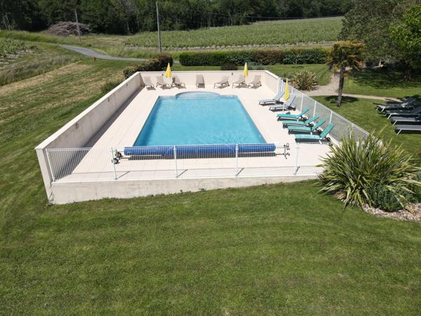 Mirambeau (17150) ENSEMBLE IMMOBILIER AVEC PISCINE