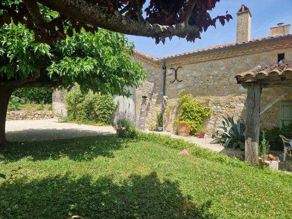 Lectoure (32700) ANCIENNE MAISON EN PIERRE AVEC PLUS DE 2HA DE TERRAIN, PISCINE, MAISON D'AMIS, DEPENDANCES ATTENANTES