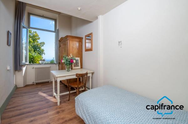 06. Grasse. Appartement Bourgeois de 180m² (150m² loi carrez) vue Mer, très calme, Jardin de 200m², 2 places de parkings, plusieurs annexes