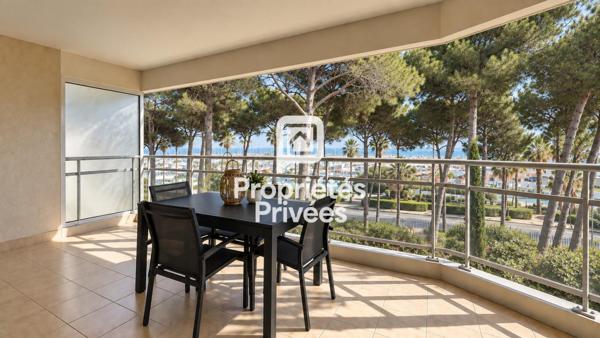 Hyères Port - T4 de 91 m2 avec terrasse, vue mer, piscine et garage