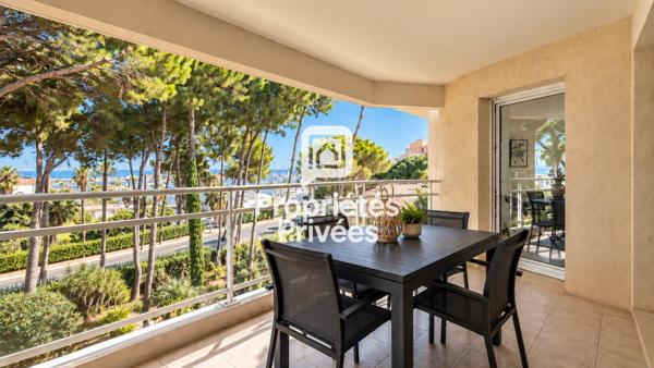 Hyères Port - T4 de 91 m2 avec terrasse, vue mer, piscine et garage