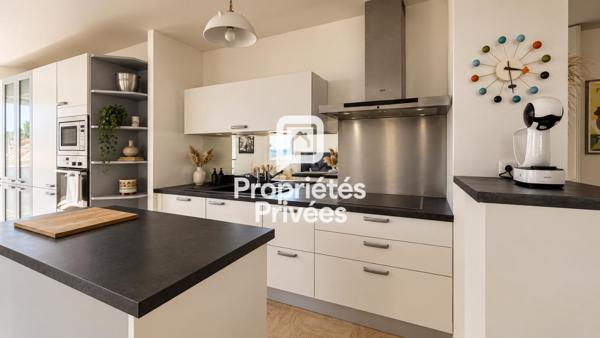 Hyères Port - T4 de 91 m2 avec terrasse, vue mer, piscine et garage