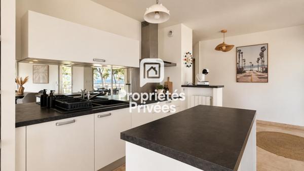 Hyères Port - T4 de 91 m2 avec terrasse, vue mer, piscine et garage