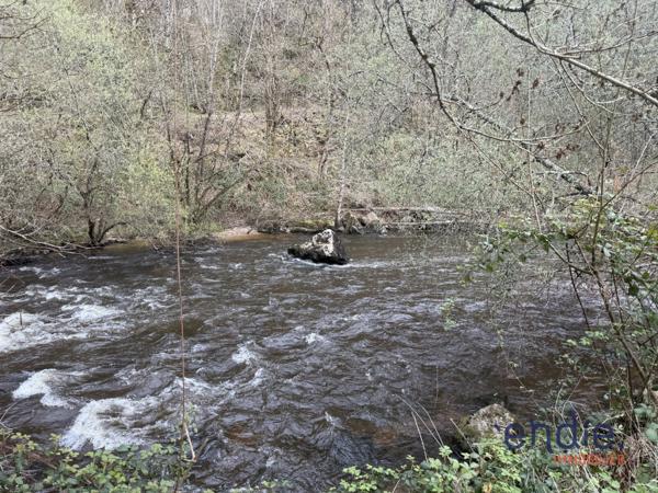ENTREPOT AVEC  HABITATION AU BORD DE L EAU