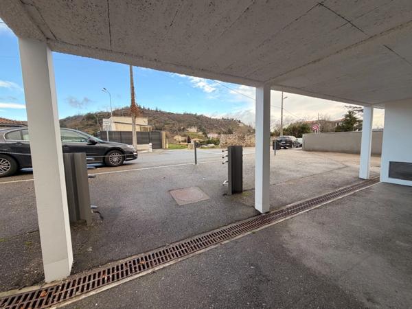 Murs local pour médical ou paramédical à vendre SAINTE COLOMBE (69), d'une surface de 178 m² en RDC, idéalement situé à 5 minutes de Vienne