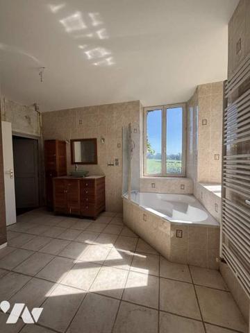 Jolie maison en pierres dans un cadre magnifique