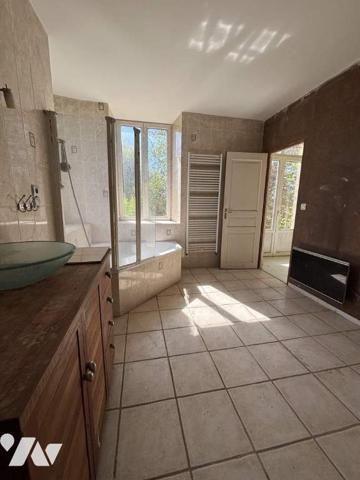 Jolie maison en pierres dans un cadre magnifique