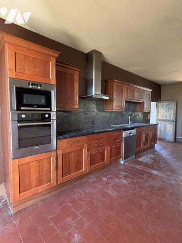 Jolie maison en pierres dans un cadre magnifique