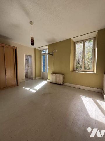 Jolie maison en pierres dans un cadre magnifique