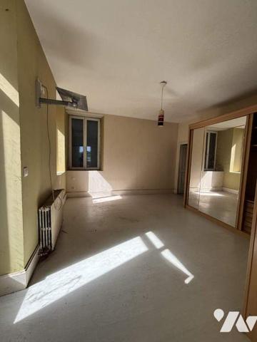 Jolie maison en pierres dans un cadre magnifique