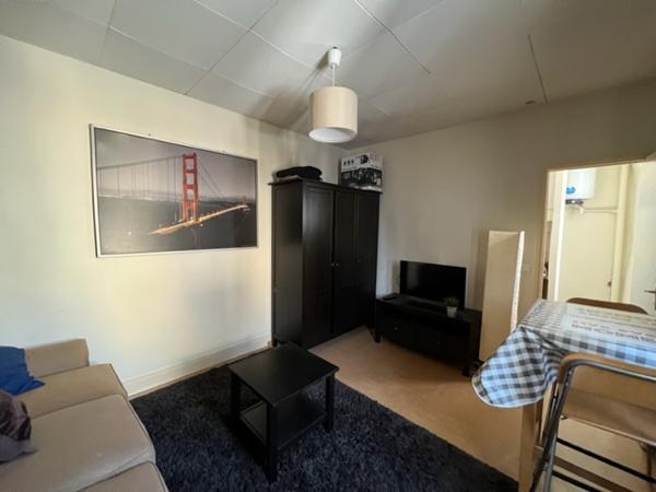 "Versailles Paroisse plein centre" Vue imprenable sur la Paroisse Notre-Dame - joli studio meublé de 20 m²

Loyer €890.00/mois charges comprises **

- Ref : 12062