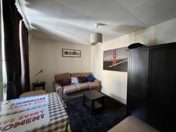 "Versailles Paroisse plein centre" Vue imprenable sur la Paroisse Notre-Dame - joli studio meublé de 20 m²

Loyer €890.00/mois charges comprises **

- Ref : 12062