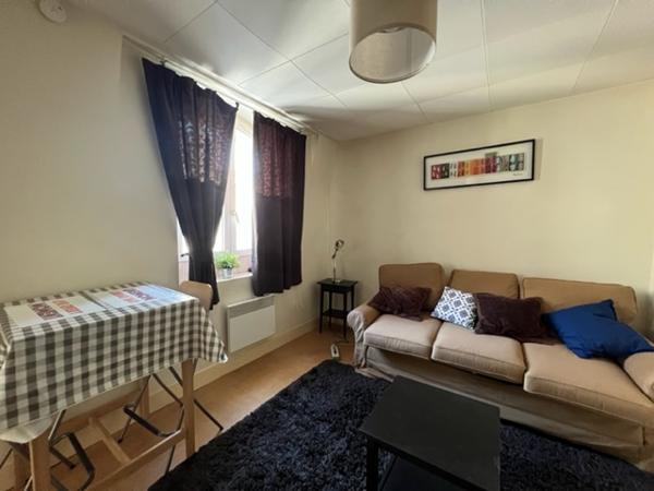 "Versailles Paroisse plein centre" Vue imprenable sur la Paroisse Notre-Dame - joli studio meublé de 20 m²

Loyer €890.00/mois charges comprises **

- Ref : 12062