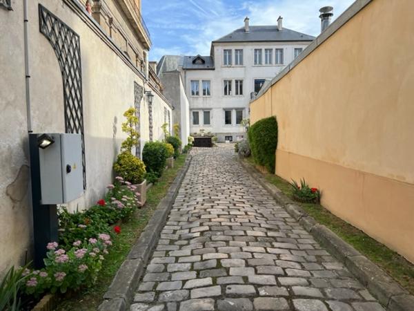 "Versailles Paroisse plein centre" Vue imprenable sur la Paroisse Notre-Dame - joli studio meublé de 20 m²

Loyer €890.00/mois charges comprises **

- Ref : 12062