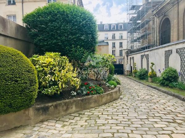"Versailles Paroisse plein centre" Vue imprenable sur la Paroisse Notre-Dame - joli studio meublé de 20 m²

Loyer €890.00/mois charges comprises **

- Ref : 12062