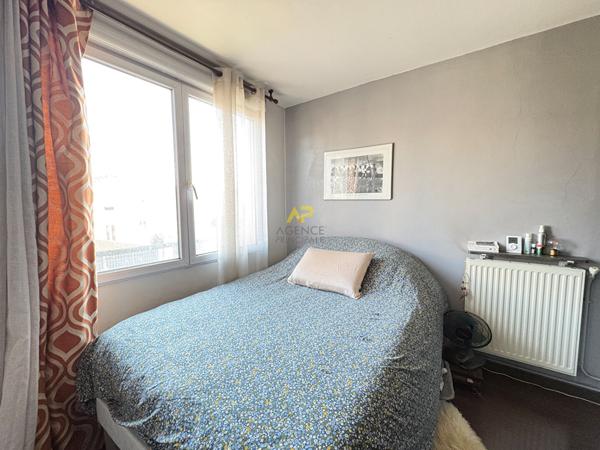 F2 - PROCHE GARE LA FRETTE 130 000 € **  - Référence  2073