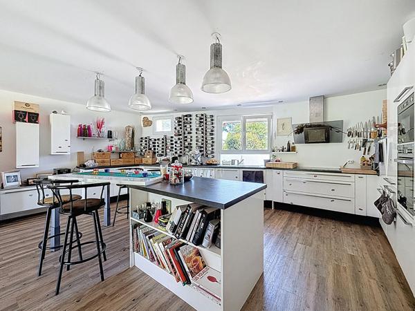 Ancien corps de ferme entièrement rénové, 480m2, 7 chambres, sur un terrain de 900m2, au calme. Fort potentiel avec seconde habitation